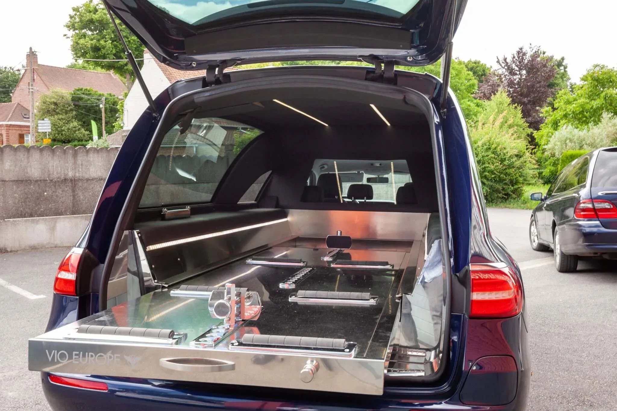 Intérieur de la partie arrière d'un corbillard aménagé pour le transport de cercueils.