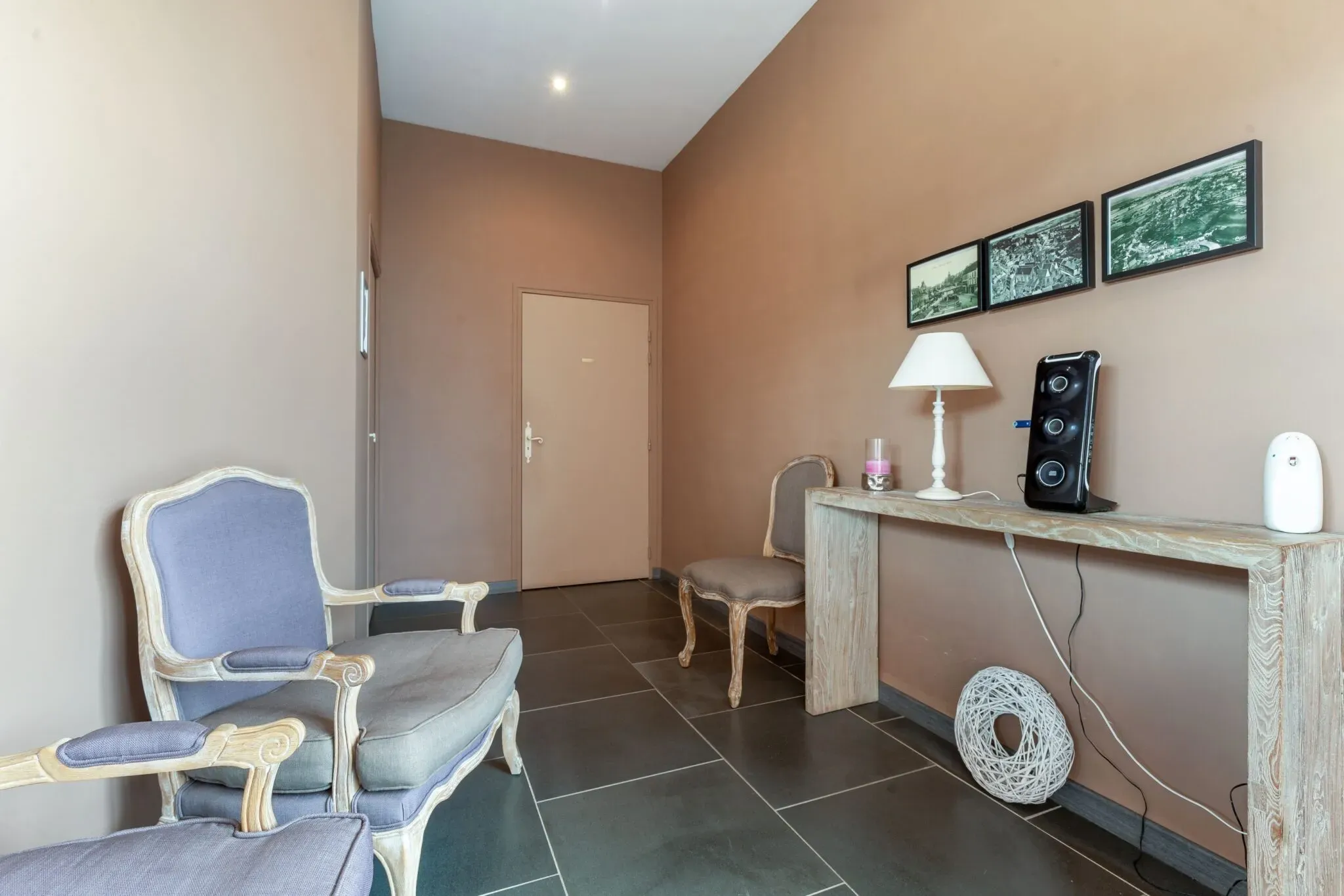 Salle d'attente confortable et apaisante au sein du funérarium.