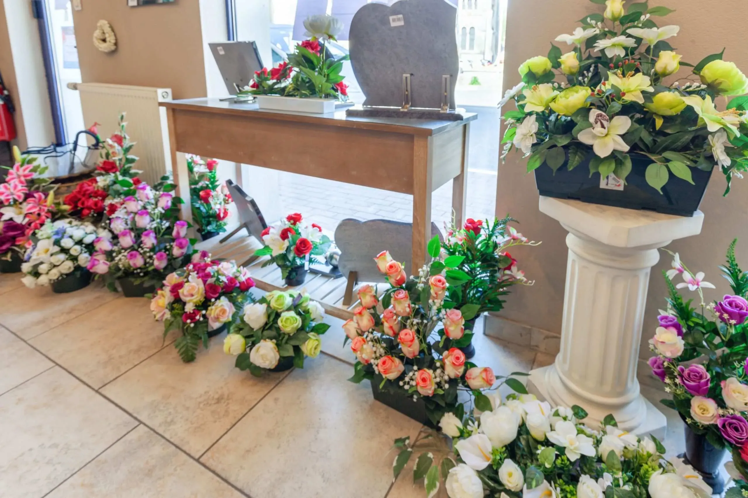 Large collection de bouquets de fleurs artificielles pour obsèques et sépultures.